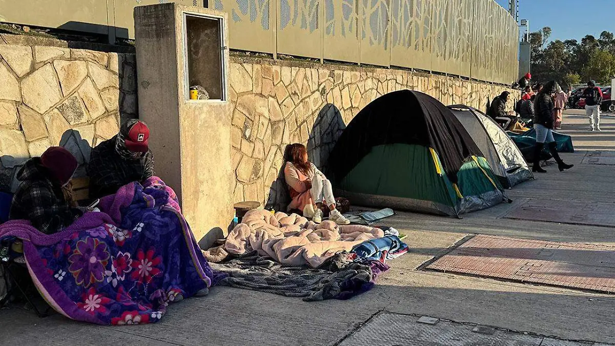 Decenas de personas se encuentran formadas a las afueras del estadio Cuauhtémoc para adquirir boletos para el concierto de Alfredo Olivas y Julión Álvarez enPuebla